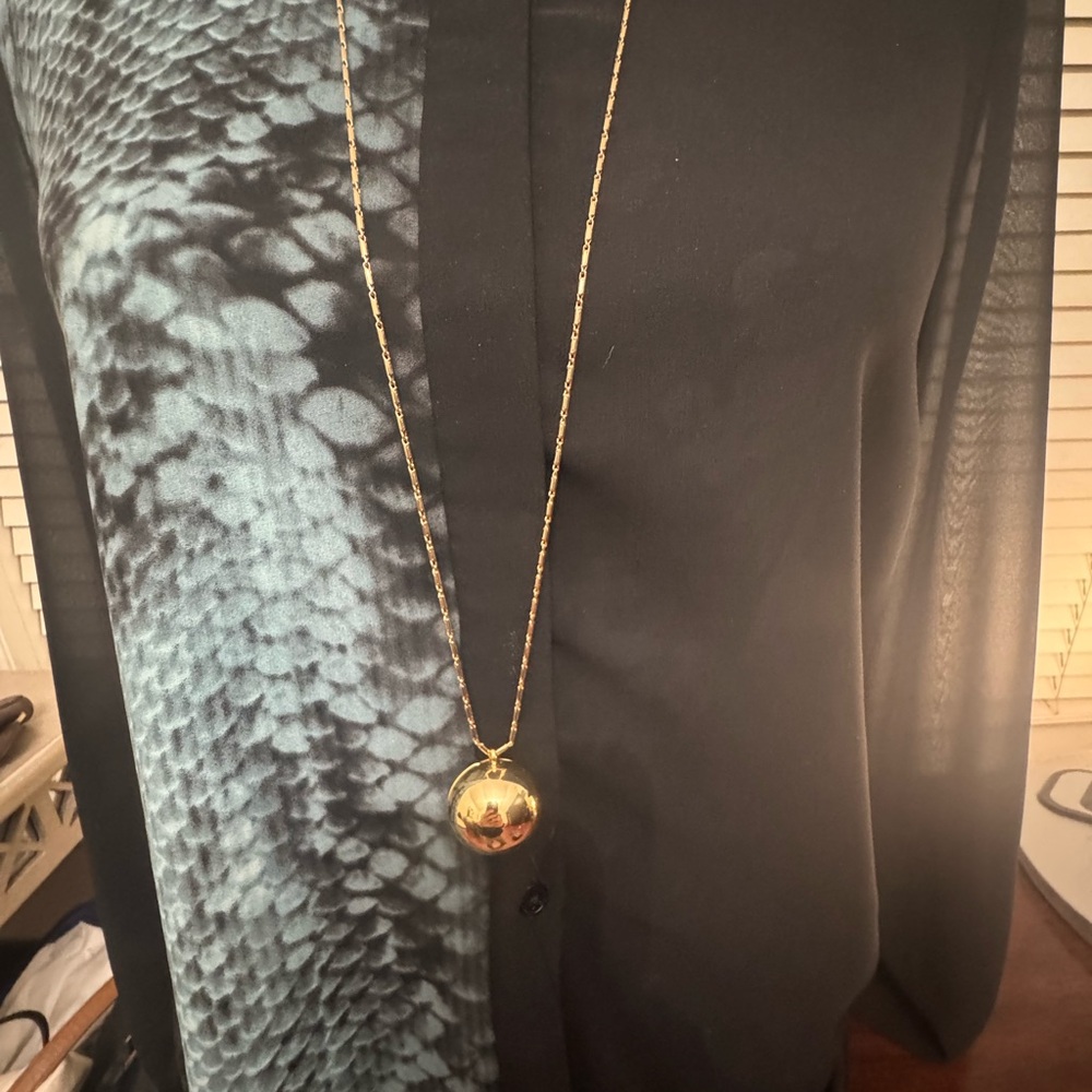 Elegant Gold Pendant Necklace